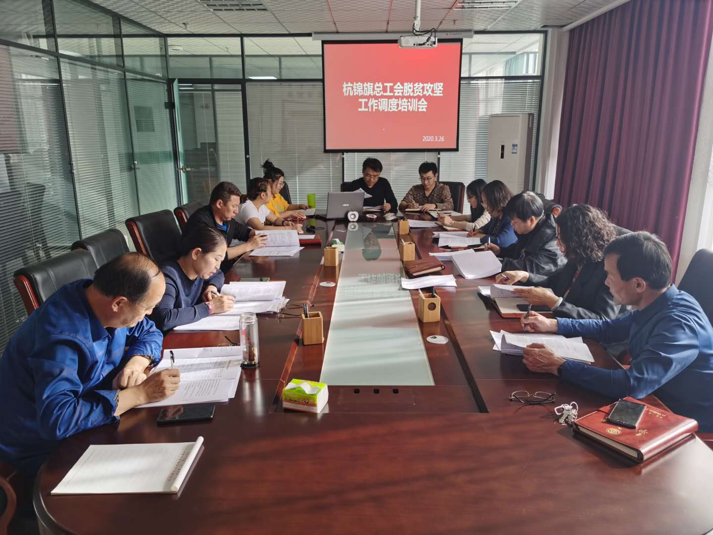 扶贫推进会.jpg