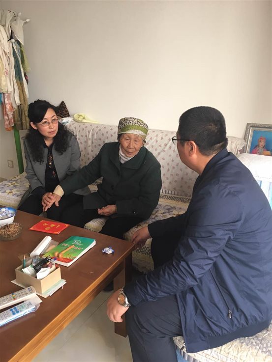 E:白雨6年图片四月.1清明慰问劳模遗孀-2393073657502228.jpg