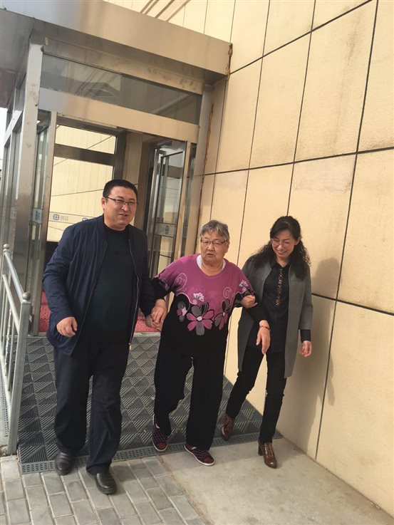 E:白雨6年图片四月.1清明慰问劳模遗孀:0274657897033745.jpg