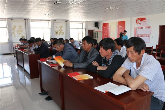 E:白雨6年图片五月.10麻黄套村学党章、两学一做学习教育IMG_0795.JPG