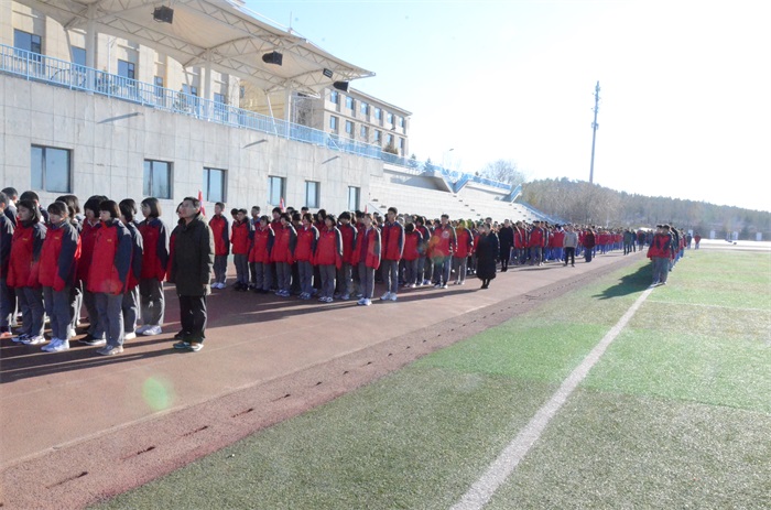 图为我校师生在仪式前整齐列队集合.JPG 图为我校师生在仪式前整齐列队集合.JPG