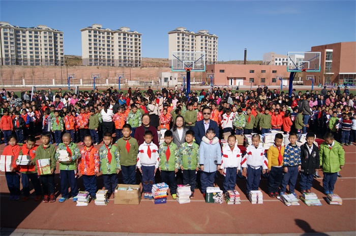学校为各班级赠书.JPG 学校为各班级赠书.JPG