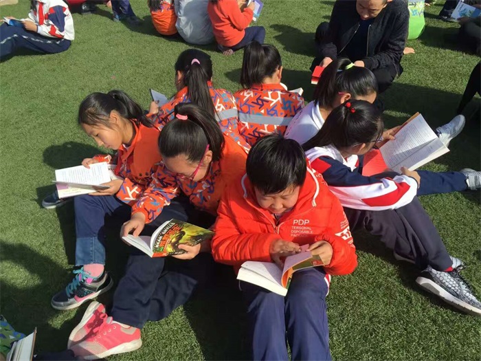 同学们阅读入迷了.jpg
