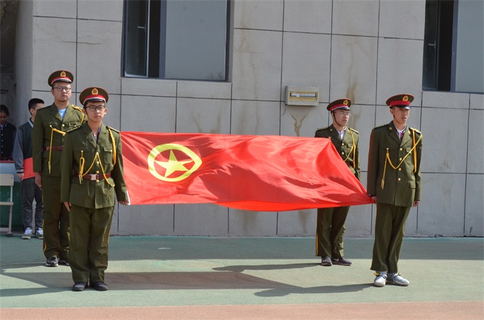 图为2019年5月訾绪同学作为国旗班班长带领国旗班成员执行“北师大鄂尔多斯附校高中纪念五·四运动100周年主题活动”任务。.JPG 图为2019年5月訾绪同学作为国旗班班长带领国旗班成员执行“北师大鄂尔多斯附校高中纪念五·四运动100周年主题活动”任务。.JPG