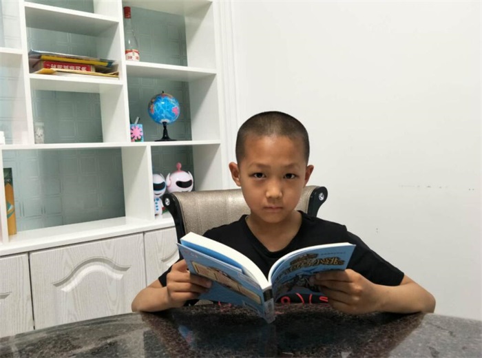 贾智博读书.jpg 贾智博读书.jpg