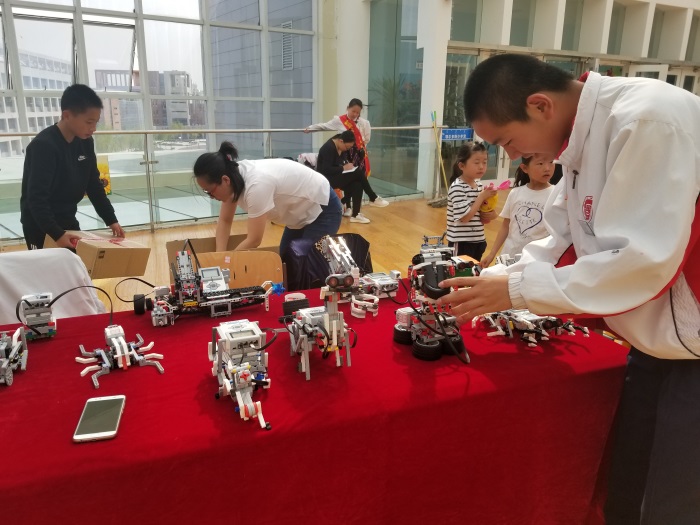 郝铭禹参观科技作品展.jpg 郝铭禹参观科技作品展.jpg