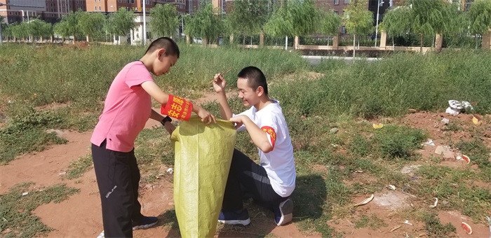 郝铭禹参与志愿服务.jpg 郝铭禹参与志愿服务.jpg