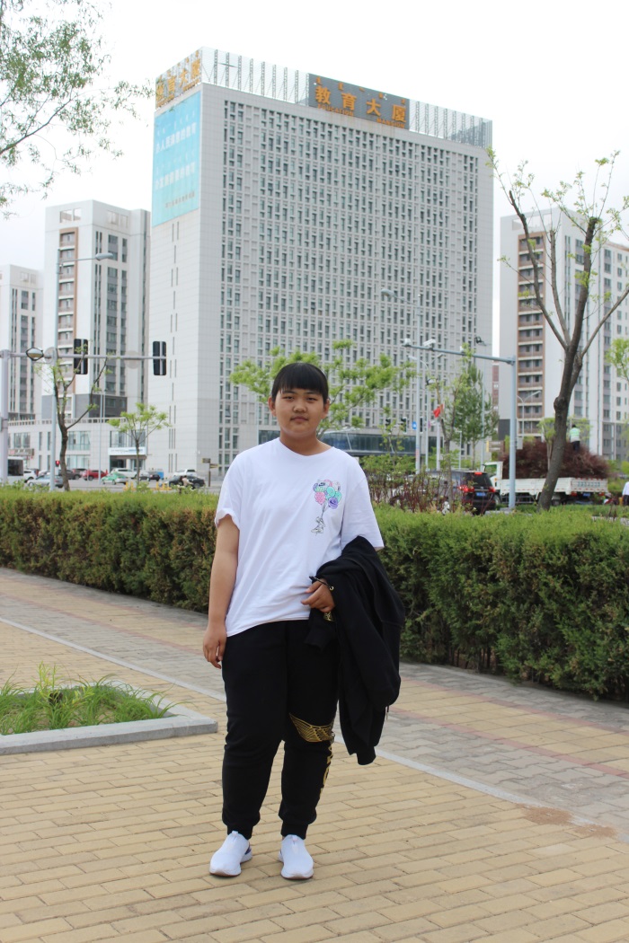 教育大厦前的刘秋玥.JPG 教育大厦前的刘秋玥.JPG