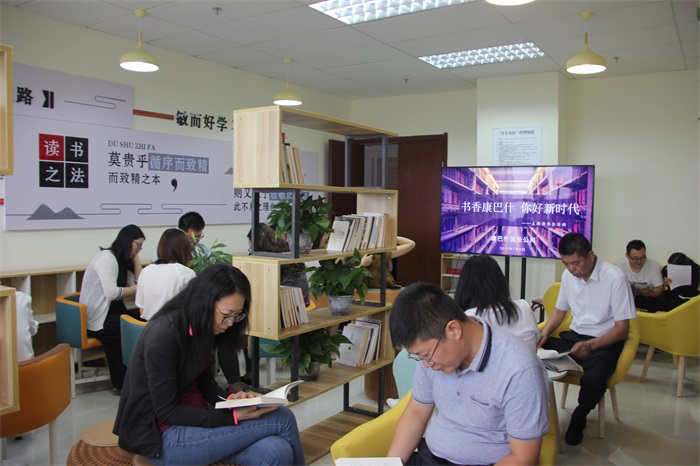 职工们在公司“共享书屋”开展自由阅读活动.JPG