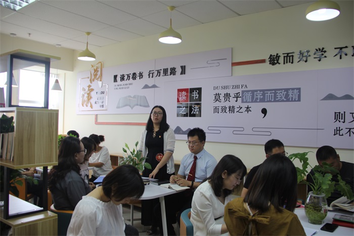 职工们进行踊跃发言和交流，讲述自己家庭的家风家训.JPG