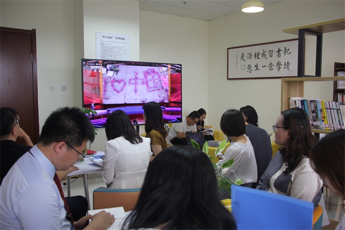 活动中，共同观看了《平语近人》——国之本在家视频.JPG