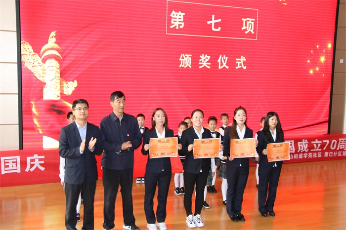 王跃校长为获奖班级颁奖.JPG 王跃校长为获奖班级颁奖.JPG