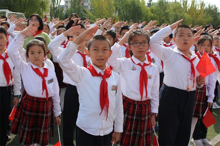 向国旗敬礼.jpg 向国旗敬礼.jpg