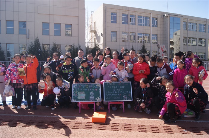 康巴什第三小学学雷锋义卖活动.JPG