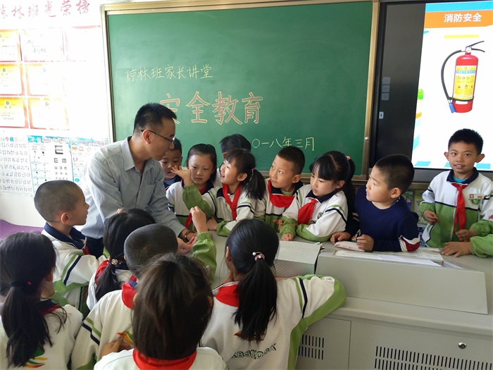 康巴什第四小学“故事爸妈进校园”活动.jpg