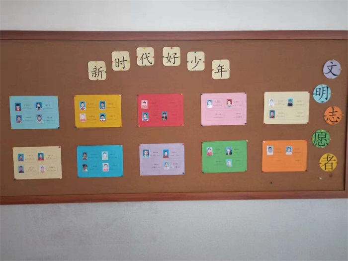 康巴什第五小学走廊宣传“新时代好少年”.JPG