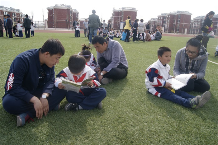 达尔罕社区联合康巴什区第二小学开展亲子读书活动.JPG
