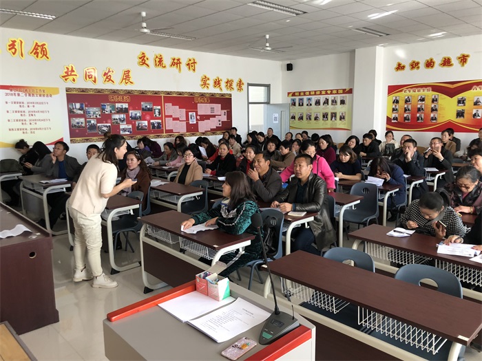 康一中“青春期专题教育”家长讲座照片.jpg