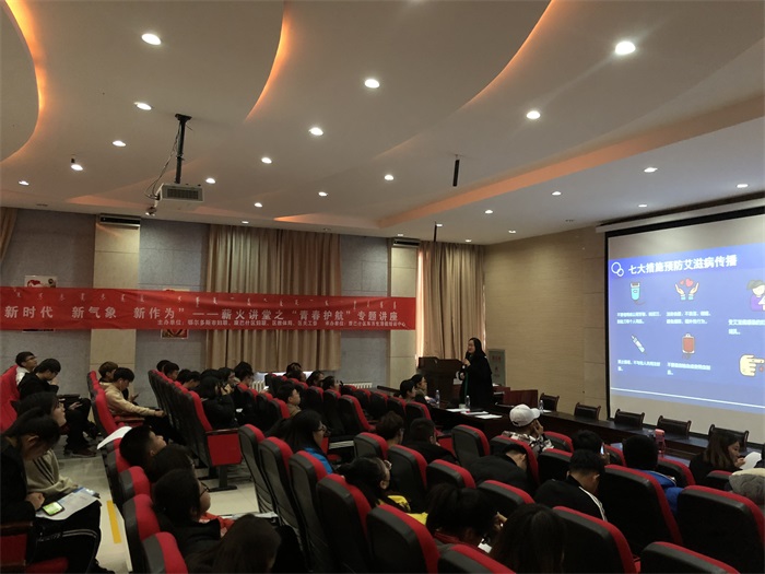 吴丽娜老师为应用技术学院的学生讲座.JPG