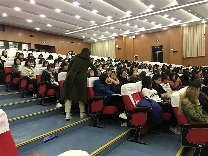 徐博老师正在为生态职业学院的学生进行讲座.JPG