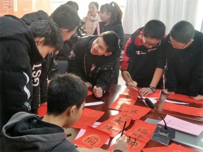 珠江社区:喜迎新春送春联 情暖社区送祝福 (2).jpg