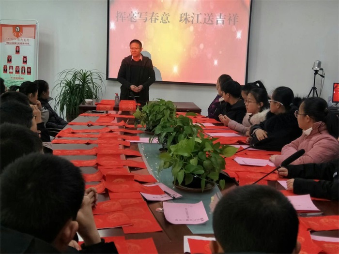 珠江社区:喜迎新春送春联 情暖社区送祝福 (3).jpg