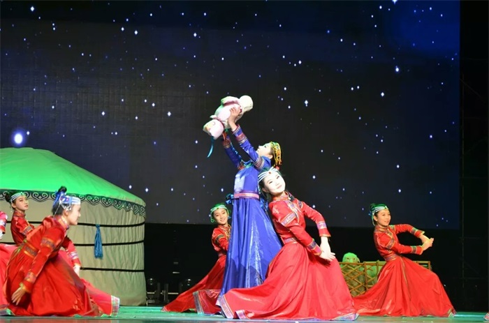 20页 北师大鄂尔多斯附校首届原创校园戏剧《梦中的额吉》在鄂尔多斯大剧院精彩上演。.jpg