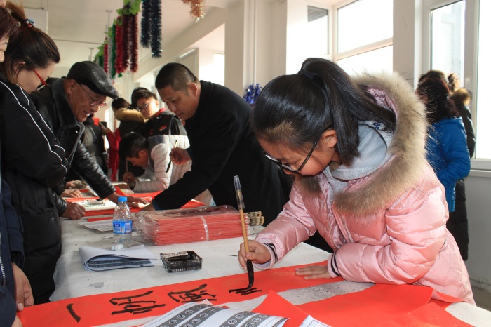 小书法爱好者为居民写春联 张鑫摄.JPG