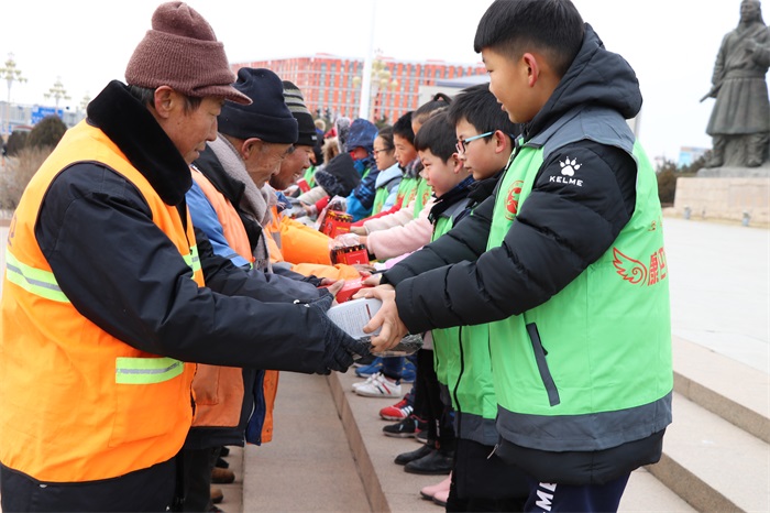 图为志愿者给环卫工人发放慰问品 (2).JPG