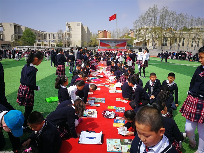 康三小-4.23-沐浴书香成长,经典浸润人生——康巴什第三小学“4.23世界读书日”活动5开展图书漂流,活跃读书气氛4。.jpg